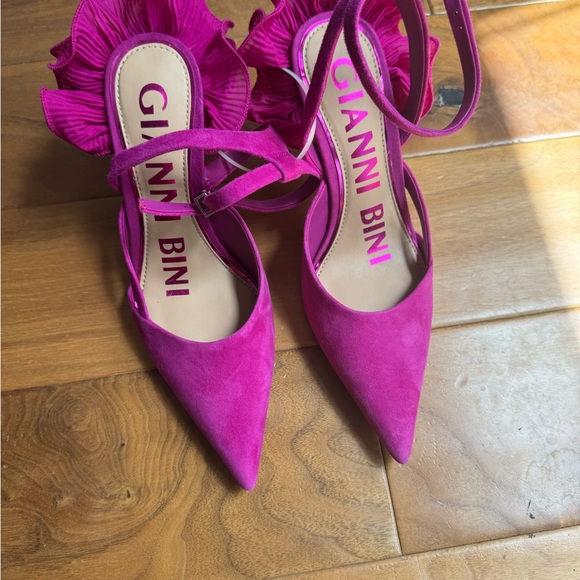NWT Gianni Bini Bradley Suede Ruffle Detail Pumps Sz 6,5